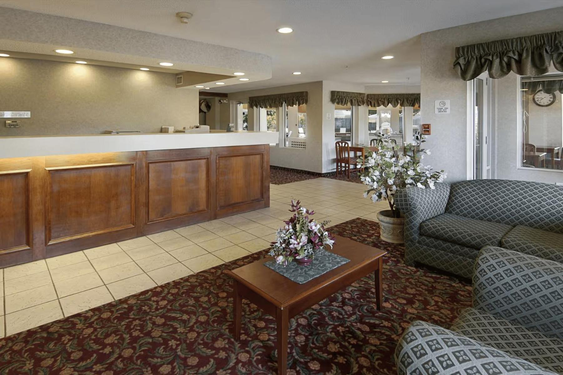 Lakewood Inn & Suites Dowagiac Exterior photo